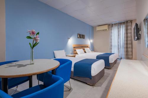 Habitación Triple con vistas interiores del hotel Xemxija Bay