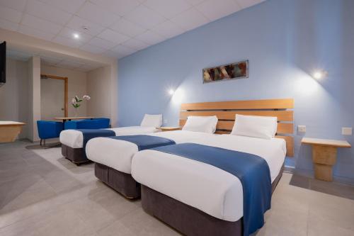 Habitación Triple con vistas interiores del hotel Xemxija Bay. Foto 3