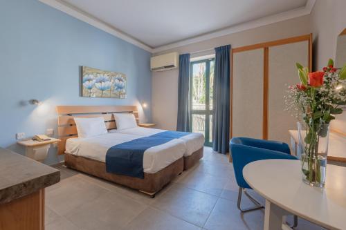 Habitación Doble con vistas al mar - 2 camas del hotel Xemxija Bay. Foto 1