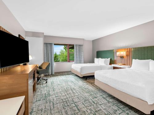 Habitación con 2 camas grandes y vistas al lago del hotel Hampton Inn & Suites Lake Placid. Foto 2