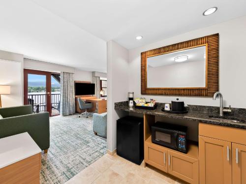 Suite con cama extragrande y balcón - No fumadores del hotel Hampton Inn & Suites Lake Placid. Foto 3