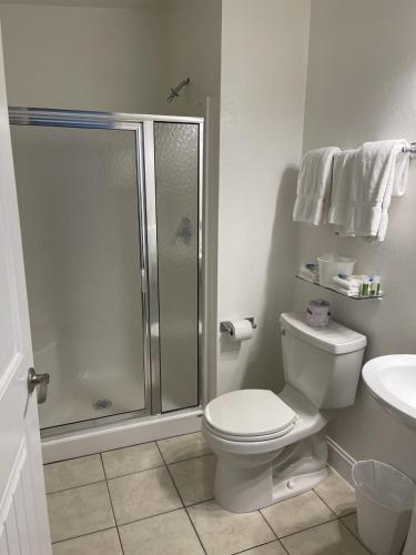 Habitación con cama grande y balcón del hotel Lake Front