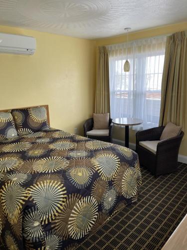 Habitación con cama grande y balcón del hotel Lake Front. Foto 2