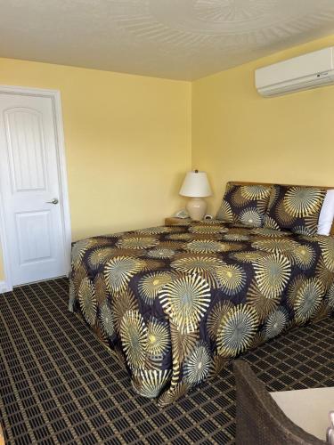 Habitación con cama grande y balcón del hotel Lake Front. Foto 3