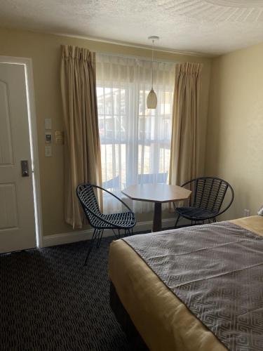 Habitación con cama grande del hotel Lake Front. Foto 1