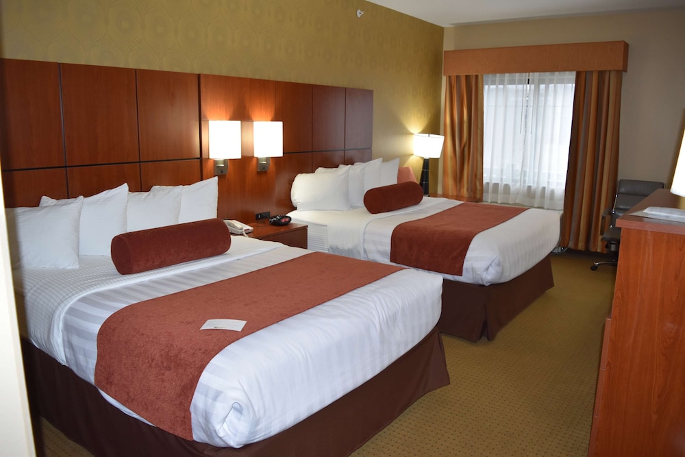 Habitación estándar, 2 camas de matrimonio, no fumadores, frigorífico y microondas del hotel Best Western Plus Finger Lakes Inn & Suites. Foto 1