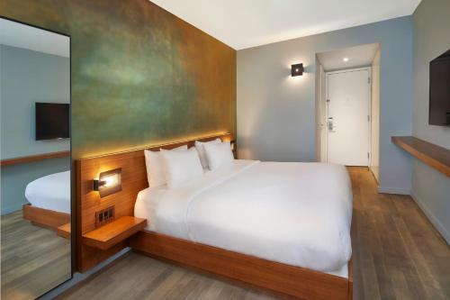 Habitación con cama extragrande. del hotel El Truss Times Square. Foto 2