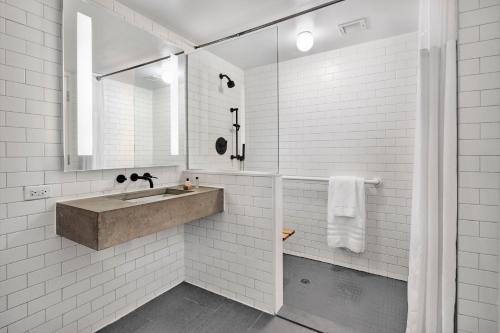 Habitación con cama extragrande. del hotel El Truss Times Square. Foto 4