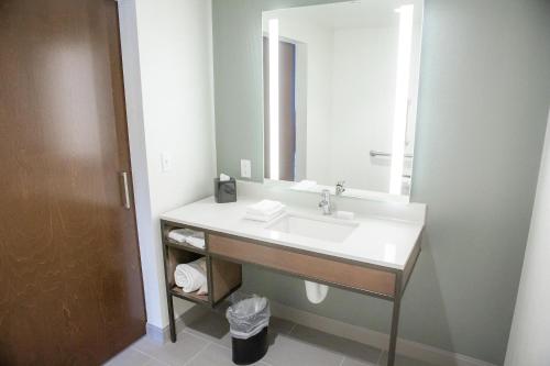 Habitación con 2 camas grandes y acceso para personas de movilidad reducida del hotel Hilton Garden Inn Corning Downtown