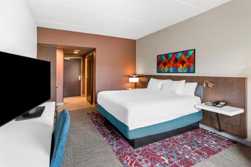 Habitación con cama extragrande. del hotel Hilton Garden Inn Corning Downtown. Foto 3