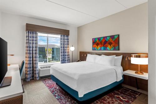 Suite de 1 dormitorio con sofá cama - Cama extragrande del hotel Hilton Garden Inn Corning Downtown. Foto 4