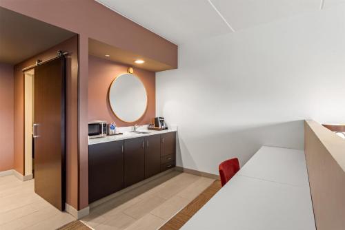 Suite de 1 dormitorio con sofá cama - Cama extragrande del hotel Hilton Garden Inn Corning Downtown. Foto 5