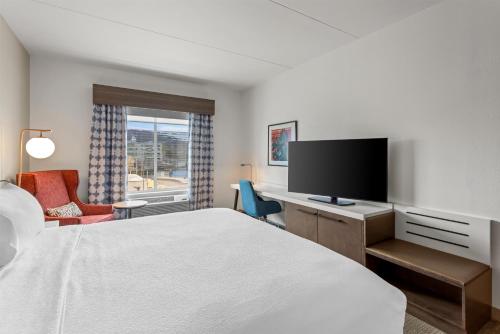 Habitación con cama extragrande - Adaptada para personas con discapacidad auditiva del hotel Hilton Garden Inn Corning Downtown. Foto 4