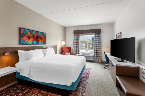 Habitación con cama extragrande - Adaptada para personas con discapacidad auditiva del hotel Hilton Garden Inn Corning Downtown. Foto 6