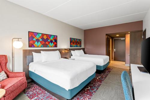 Habitación con 2 camas grandes del hotel Hilton Garden Inn Corning Downtown. Foto 6