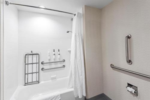 Habitación con 2 camas grandes y acceso para personas de movilidad reducida del hotel Hilton Garden Inn Corning Downtown. Foto 4