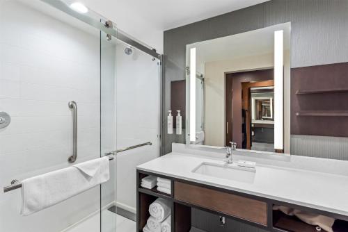 Habitación - 2 camas grandes - Adaptada para personas con discapacidad auditiva del hotel Hilton Garden Inn Corning Downtown. Foto 5