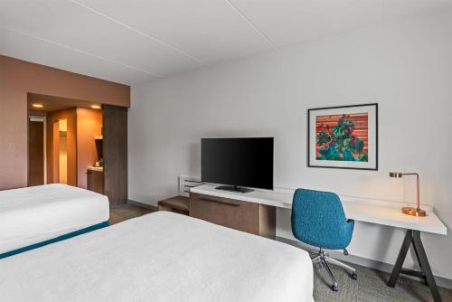 Habitación - 2 camas grandes - Adaptada para personas con discapacidad auditiva del hotel Hilton Garden Inn Corning Downtown. Foto 6
