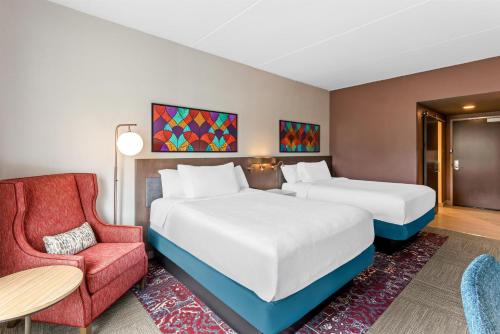 Habitación Doble Premium con 2 camas dobles del hotel Hilton Garden Inn Corning Downtown. Foto 3