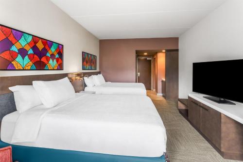 Habitación Doble Premium con 2 camas dobles del hotel Hilton Garden Inn Corning Downtown. Foto 4
