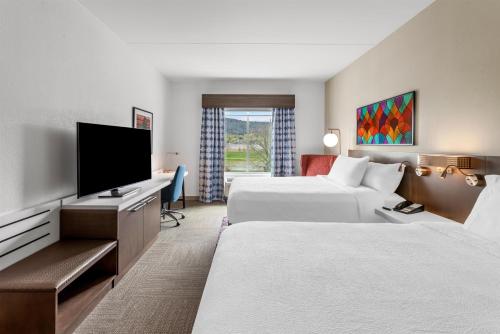 Habitación Doble Premium con 2 camas dobles del hotel Hilton Garden Inn Corning Downtown. Foto 5
