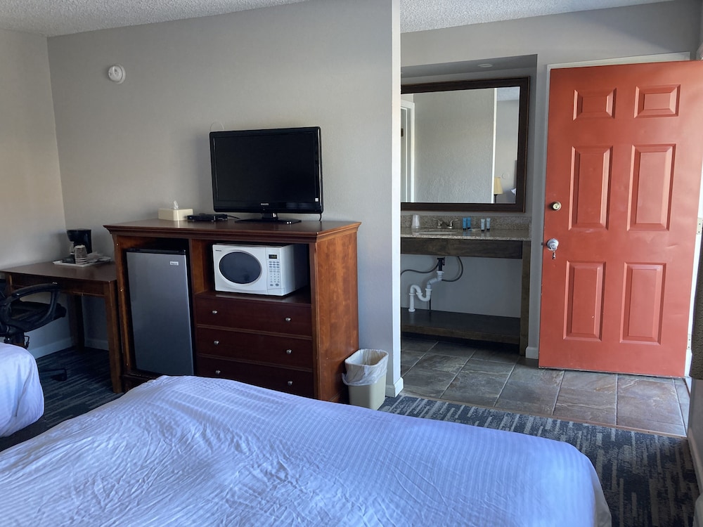 Habitación estándar, 2 camas de matrimonio, vistas a la piscina del hotel Park Lane. Foto 1