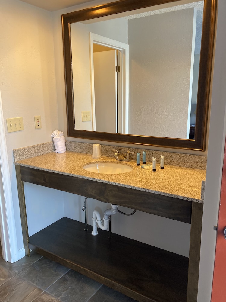 Habitación estándar, 2 camas de matrimonio, vistas a la piscina del hotel Park Lane. Foto 2