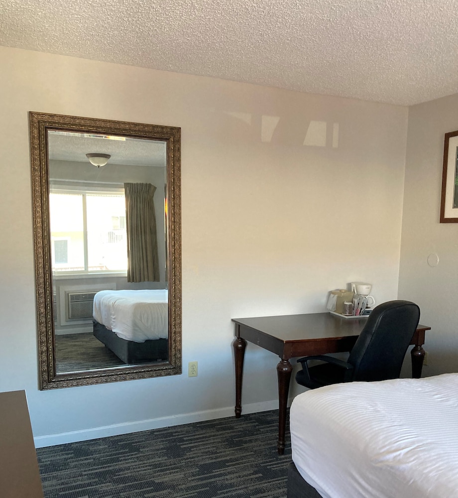 Habitación estándar, 1 cama de matrimonio grande, vistas a la piscina del hotel Park Lane. Foto 3