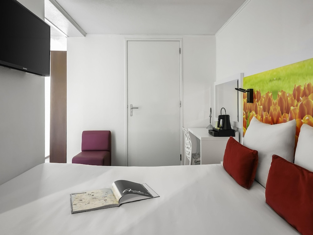 Habitación doble pequeña en sótano con 1 cama doble del hotel ibis Styles Amsterdam City. Foto 2