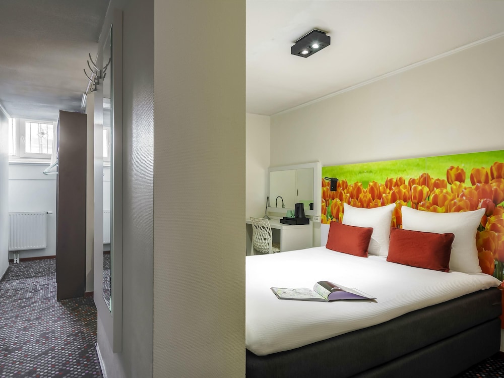 Habitación doble pequeña en sótano con 1 cama doble del hotel ibis Styles Amsterdam City. Foto 3
