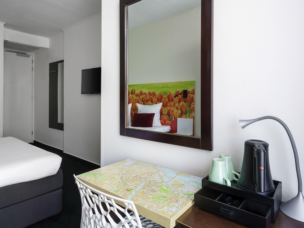 Habitación doble pequeña en sótano con 1 cama doble del hotel ibis Styles Amsterdam City. Foto 5