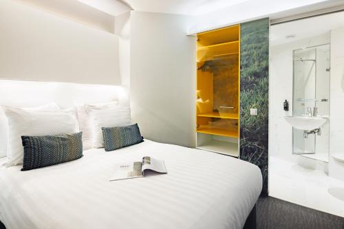 Habitación Doble Pequeña del hotel Ibis Styles Amsterdam Central Station. Foto 5