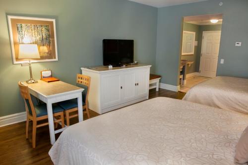 Habitación con 2 camas grandes y vistas a la localidad del hotel Watkins Glen Harbor. Foto 5