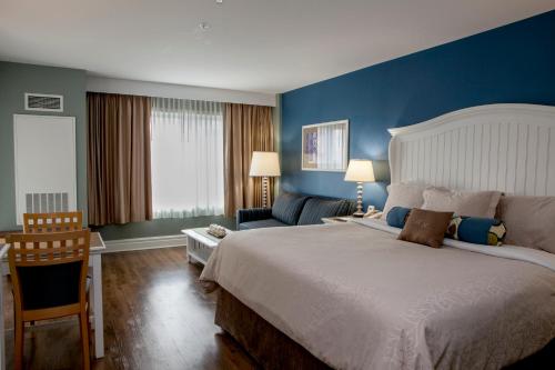 Habitación con cama extragrande, sofá cama y vistas a la localidad del hotel Watkins Glen Harbor. Foto 4