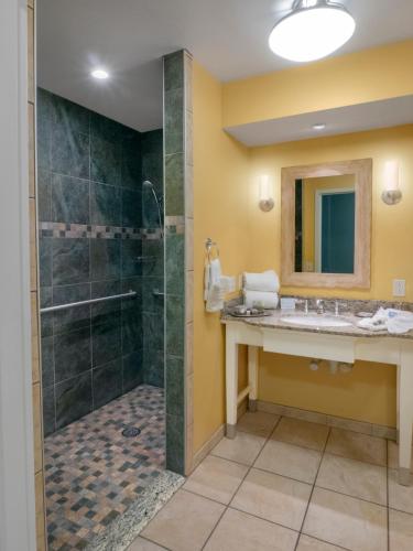 Habitación con 2 camas grandes - Adaptada para personas con discapacidad del hotel Watkins Glen Harbor. Foto 1