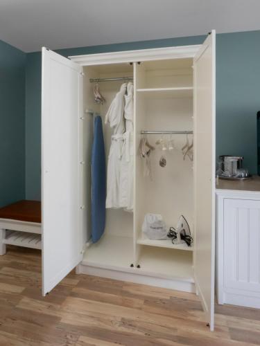 Habitación con 2 camas grandes - Adaptada para personas con discapacidad del hotel Watkins Glen Harbor. Foto 2