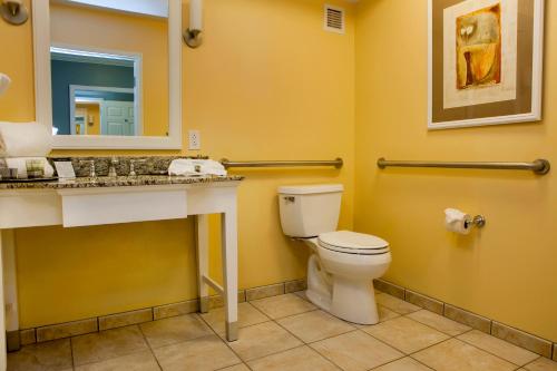 Habitación con 2 camas grandes - Adaptada para personas con discapacidad del hotel Watkins Glen Harbor. Foto 4