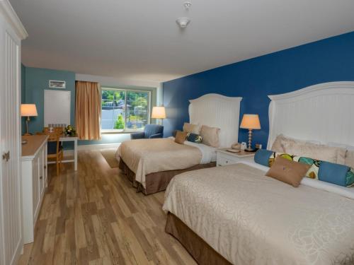 Habitación con cama grande del hotel Watkins Glen Harbor. Foto 4