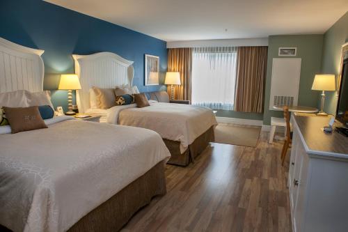 Habitación con cama grande del hotel Watkins Glen Harbor. Foto 5