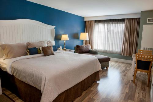 Habitación con cama extragrande y vistas al pueblo del hotel Watkins Glen Harbor. Foto 4