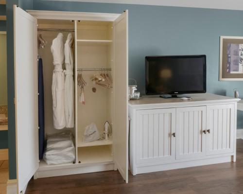 Habitación con cama extragrande, sofá cama y vistas a la localidad - Adaptada para personas de movilidad reducida del hotel Watkins Glen Harbor. Foto 1