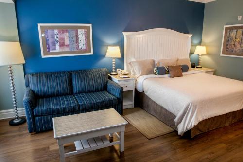 Habitación con cama extragrande, sofá cama y vistas a la localidad - Adaptada para personas de movilidad reducida del hotel Watkins Glen Harbor. Foto 5