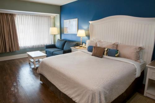 Habitación con cama extragrande, sofá cama y vistas a la localidad - Adaptada para personas de movilidad reducida del hotel Watkins Glen Harbor. Foto 6