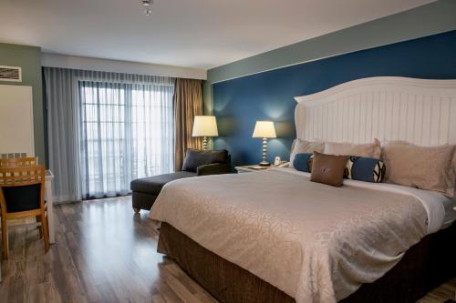 Habitación con cama extragrande, sofá cama, patio y vistas al lago del hotel Watkins Glen Harbor. Foto 3