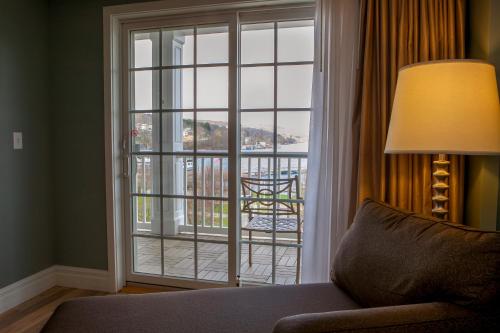 Habitación con cama extragrande, sofá cama, patio y vistas al lago del hotel Watkins Glen Harbor. Foto 4