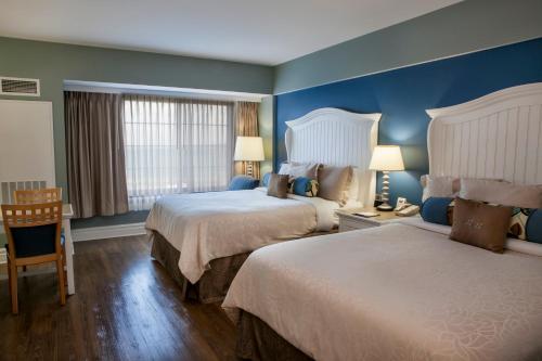 Habitación con 2 camas grandes y vistas al lago del hotel Watkins Glen Harbor. Foto 4