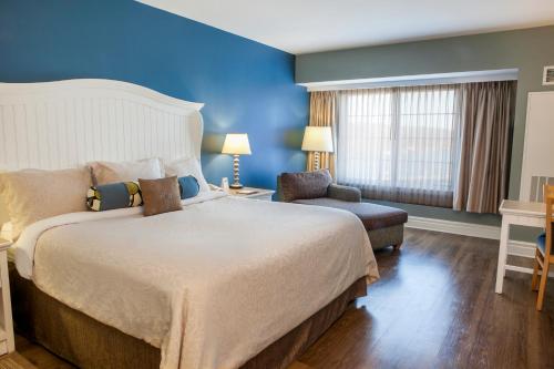 Habitación con cama extragrande y vistas al lago del hotel Watkins Glen Harbor. Foto 4