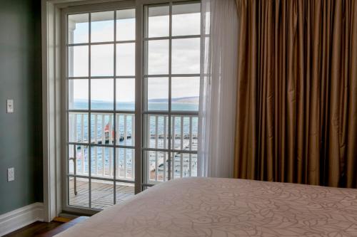 Habitación Deluxe con cama grande, patio y vistas al lago del hotel Watkins Glen Harbor. Foto 3