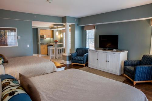 Habitación Deluxe con cama grande, patio y vistas al lago del hotel Watkins Glen Harbor. Foto 4