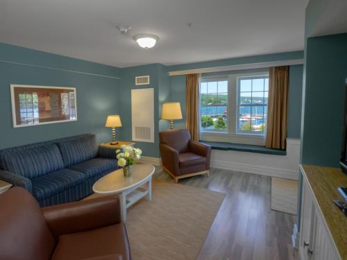 Suite con cama extragrande y sofá cama del hotel Watkins Glen Harbor